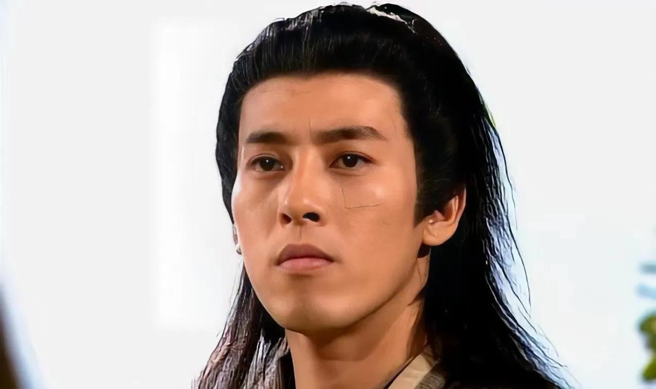 令狐冲有多离谱？眼睁睁看着师娘被欺负，因为没有武器在身边，不敢出手。

其实他实