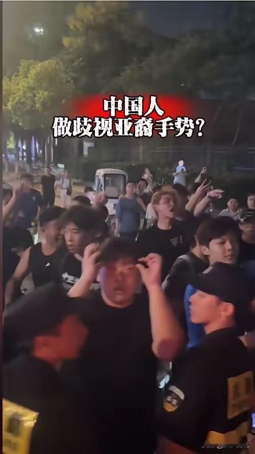 武汉球迷这次的举动已经超出了足球的范畴！不仅在和天津津门虎的中超赛后围堵客队大巴