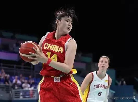 虽然女篮输球了，但是小宝没有输！
李月汝全场16中9，罚球13中12，得到31分
