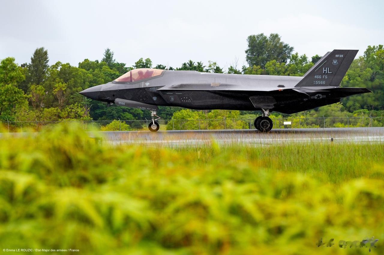 近日，法国2架“阵风”战机和美国4架F-35一同飞过帕劳最大城市科罗尔上空，为帕