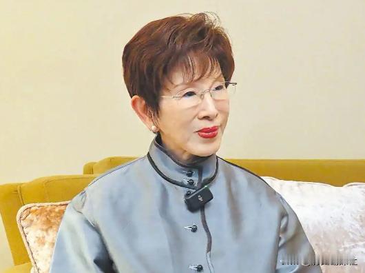民进党立委邱志伟都把狠话撂出来了，说“等洪秀柱回来就抓”，结果再看国民党那帮头头
