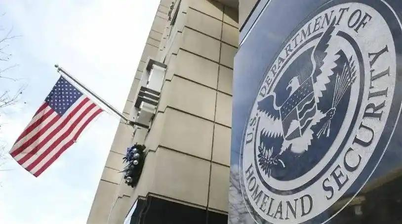 毛主席早就说过：美国是只纸老虎，一戳就穿。这次扣押中国货轮的同时，却放走了俄罗斯