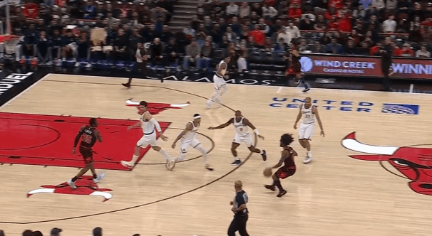 科比-怀特被送至黄蜂！回顾赛季最佳一役，对阵快船27+6助队取胜P1怀特持球过半