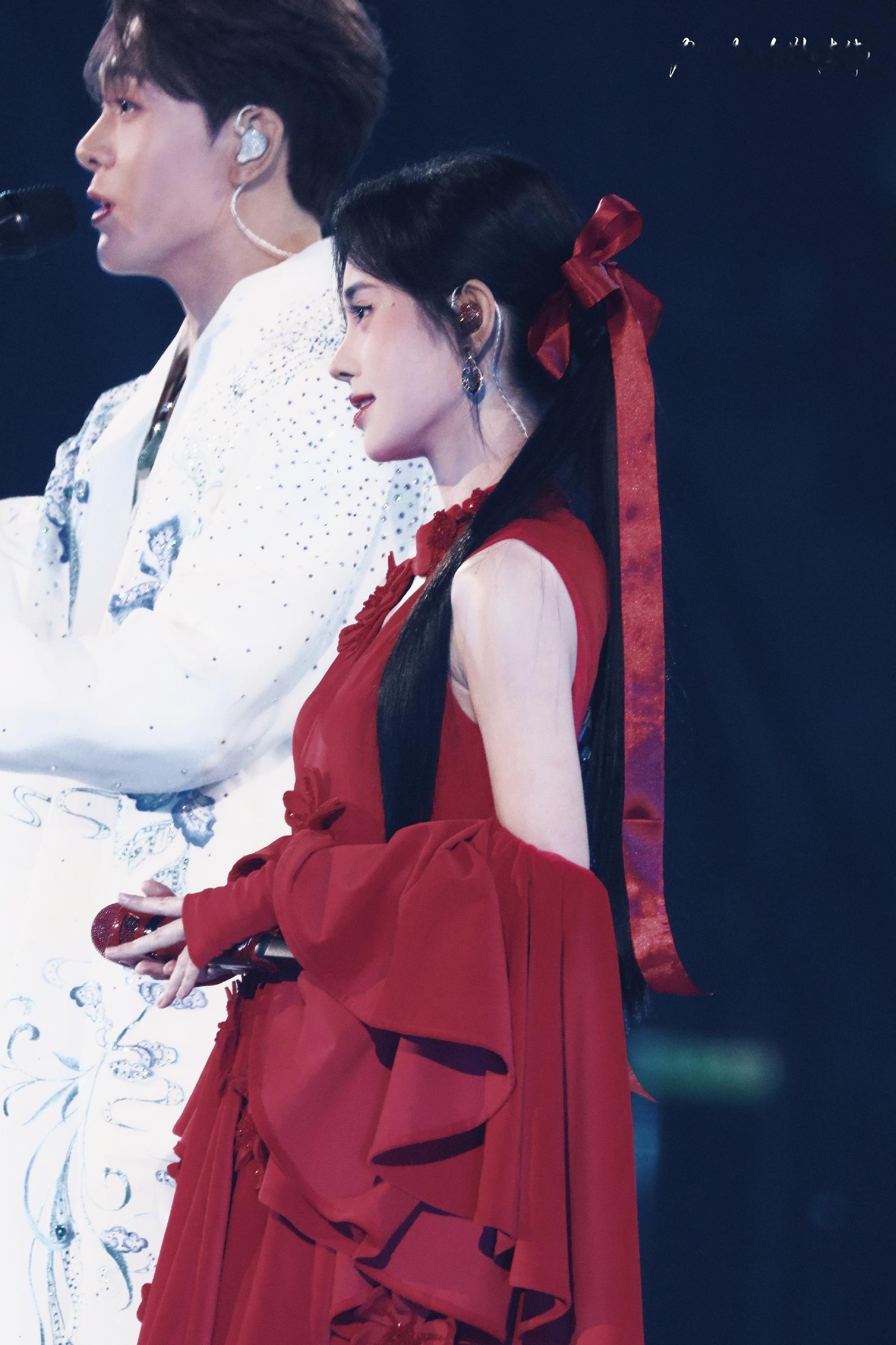 jjy鞠婧祎来战jjy鞠婧祎阿黛“晚霞洒遍鲜花 都不如你这朵玫瑰惹人喜爱.”​ 