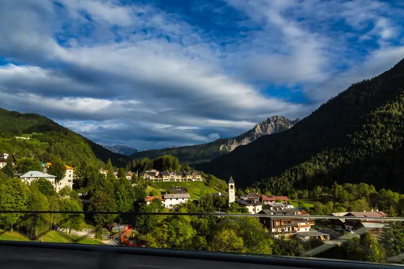 欧洲对美国的失望情绪已从私下不满演变为公开对抗，核心原因在于美国长期奉行“利己优