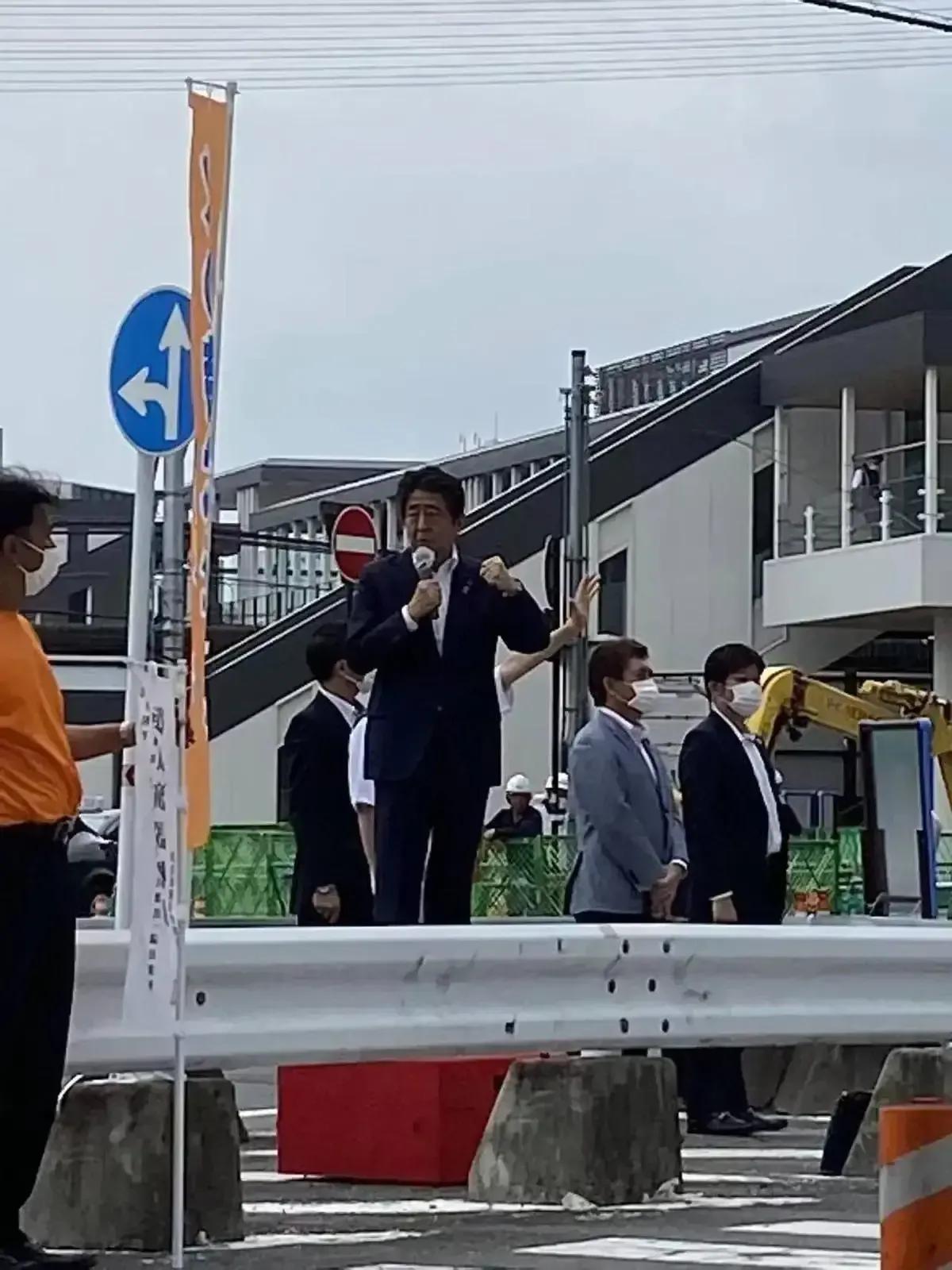 演讲现场就30几个人，安保就占了22个，外人没几个，所以安保人员就大意了。
安倍