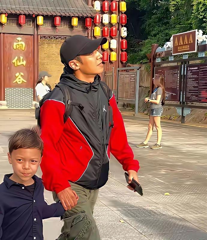 撒贝宁和儿子的休闲时光。撒贝宁家的混血儿子长得还真的是帅呀，而且脸型和爸爸长得很