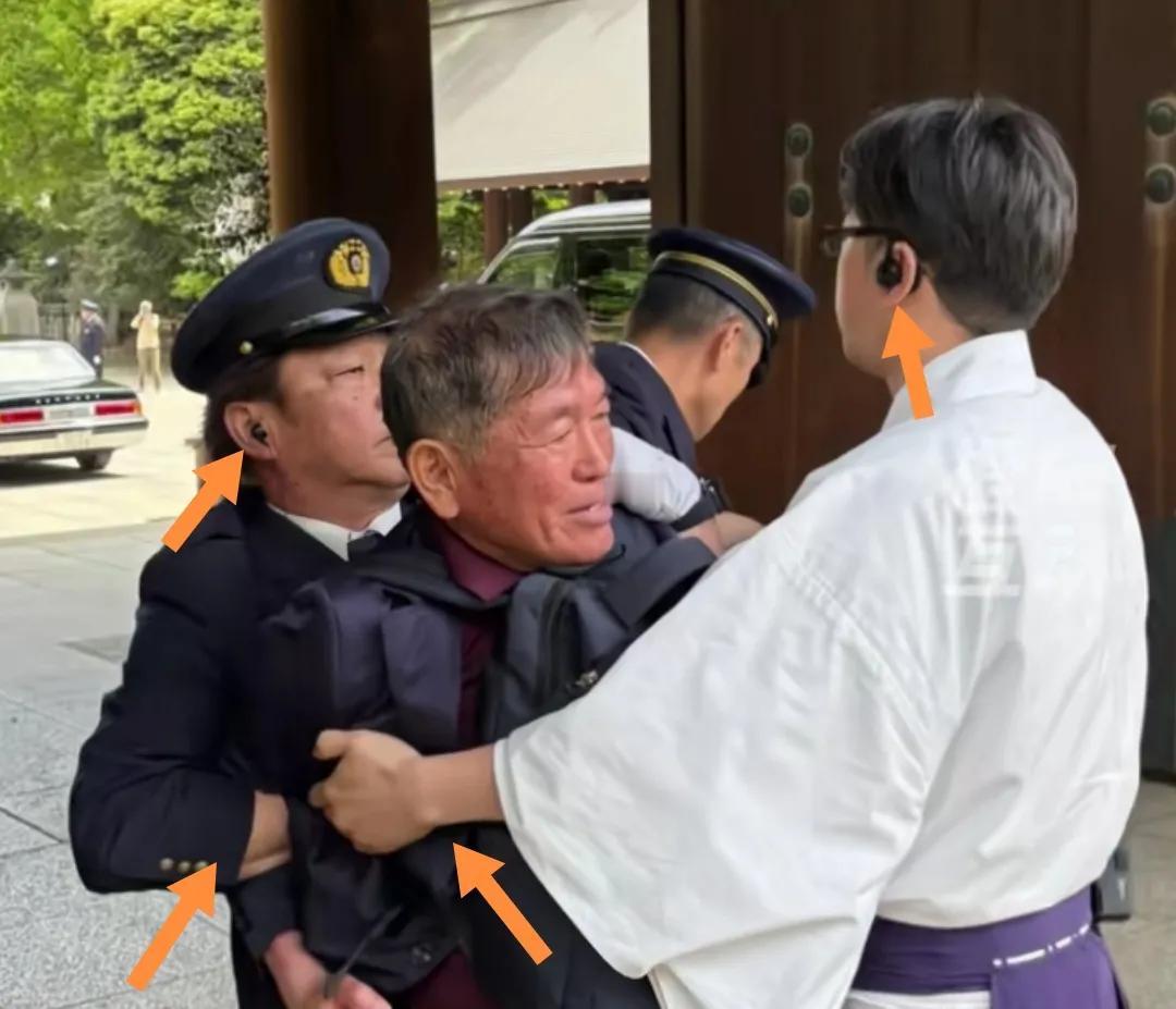 韩国一中年男子在日本靖国神社大门前举横幅抗议“拜鬼”被警方逮捕。