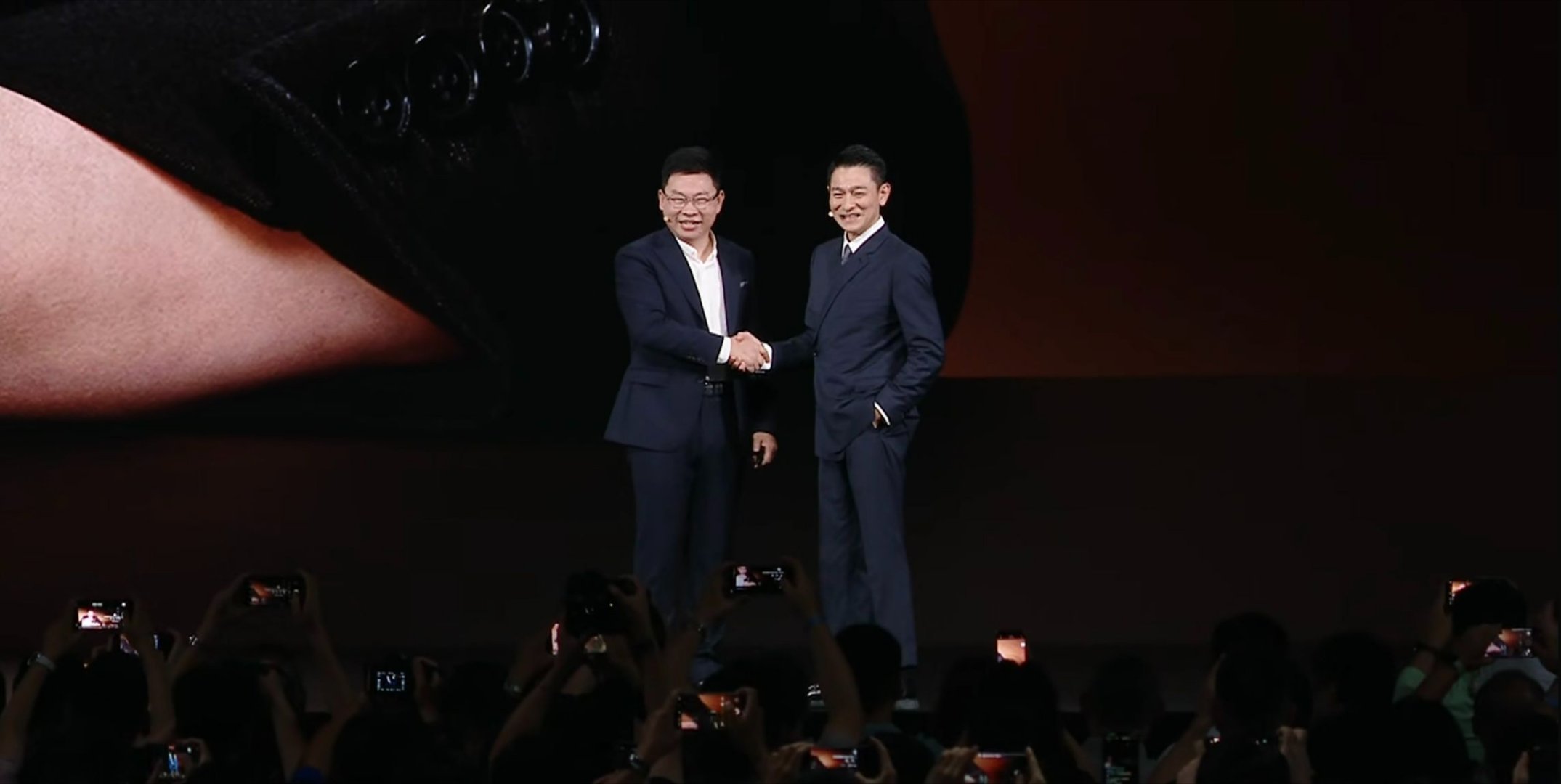 刘德华问网友想听什么刘德华将出席华为发布会 新机拿在他手里那个画面，科技感跟个人