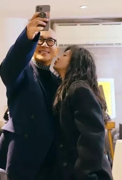 可能真爱吧，因为如果不闪婚，她根本不会有经济压力的，毕竟前夫会继续给她钱，那张卡