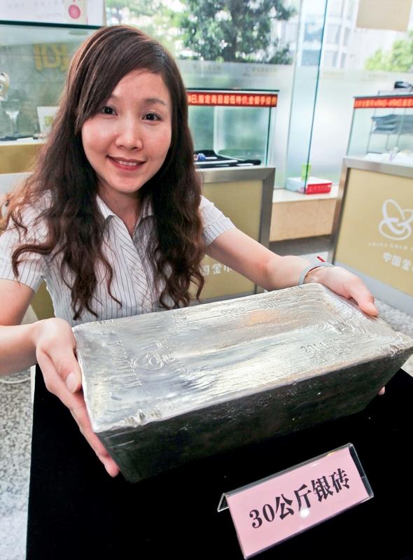 家人们谁懂啊！有个买家网购一把椅子，结果收到的竟是一块银砖。这运气简直逆天了！就