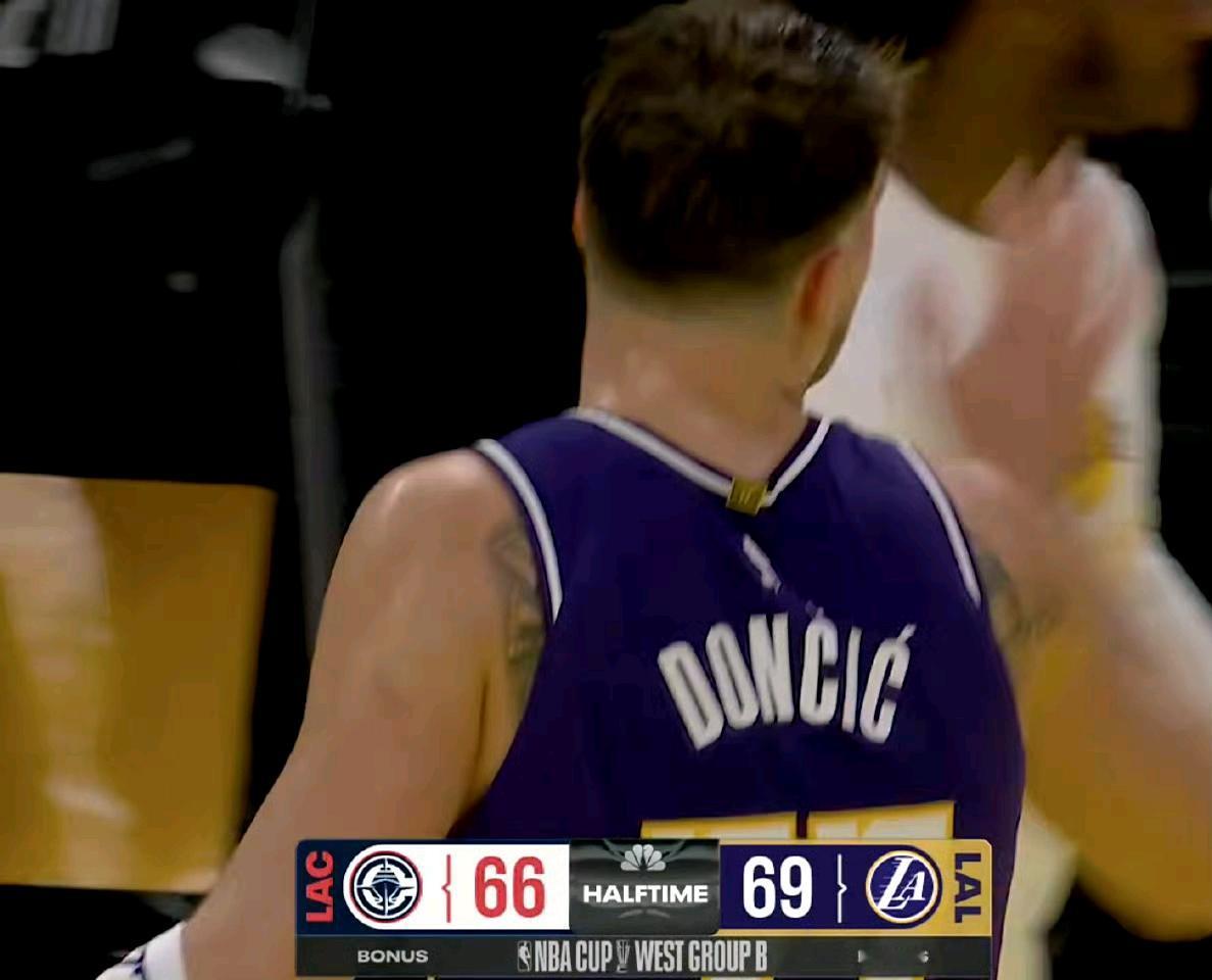 NBA杯B组湖人对阵快船，半场结束，湖人69-66领先快船，东契奇半场32分，首