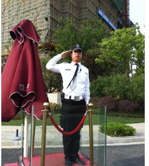 保安抬起右手，笔挺地敬了个礼。业主赶紧摆手，说了句“受不起”。
你以为是保安有礼