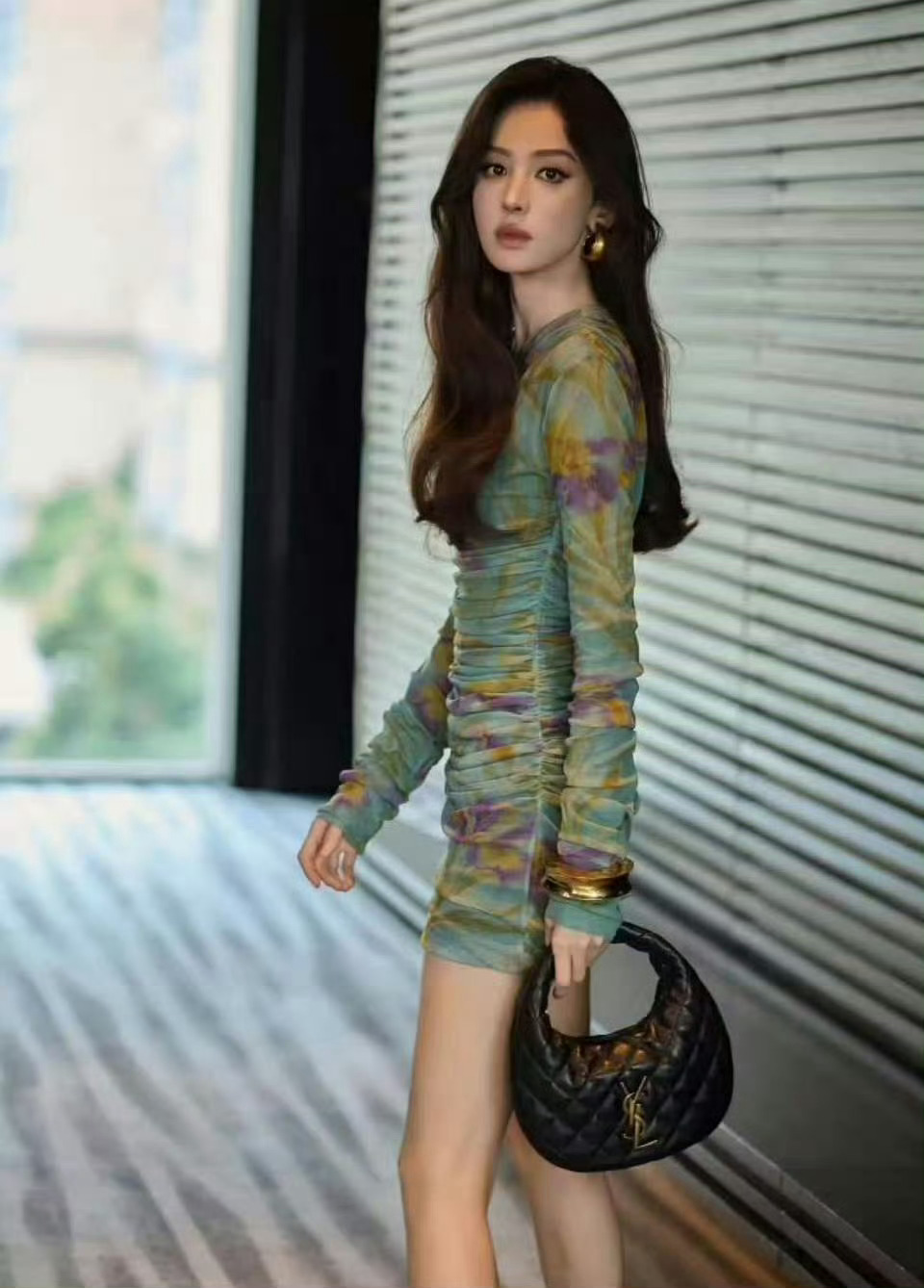 虞书欣娜扎撞衫虞书欣娜扎撞衫同款绿裙，你们更喜欢两位大美女谁穿的啊 
