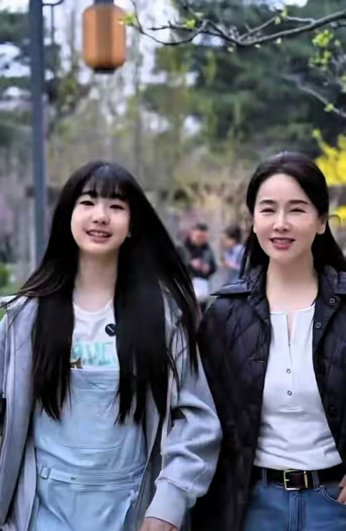 演员左小青带14岁女儿高子淇踏青，女儿长发及腰气质太绝。