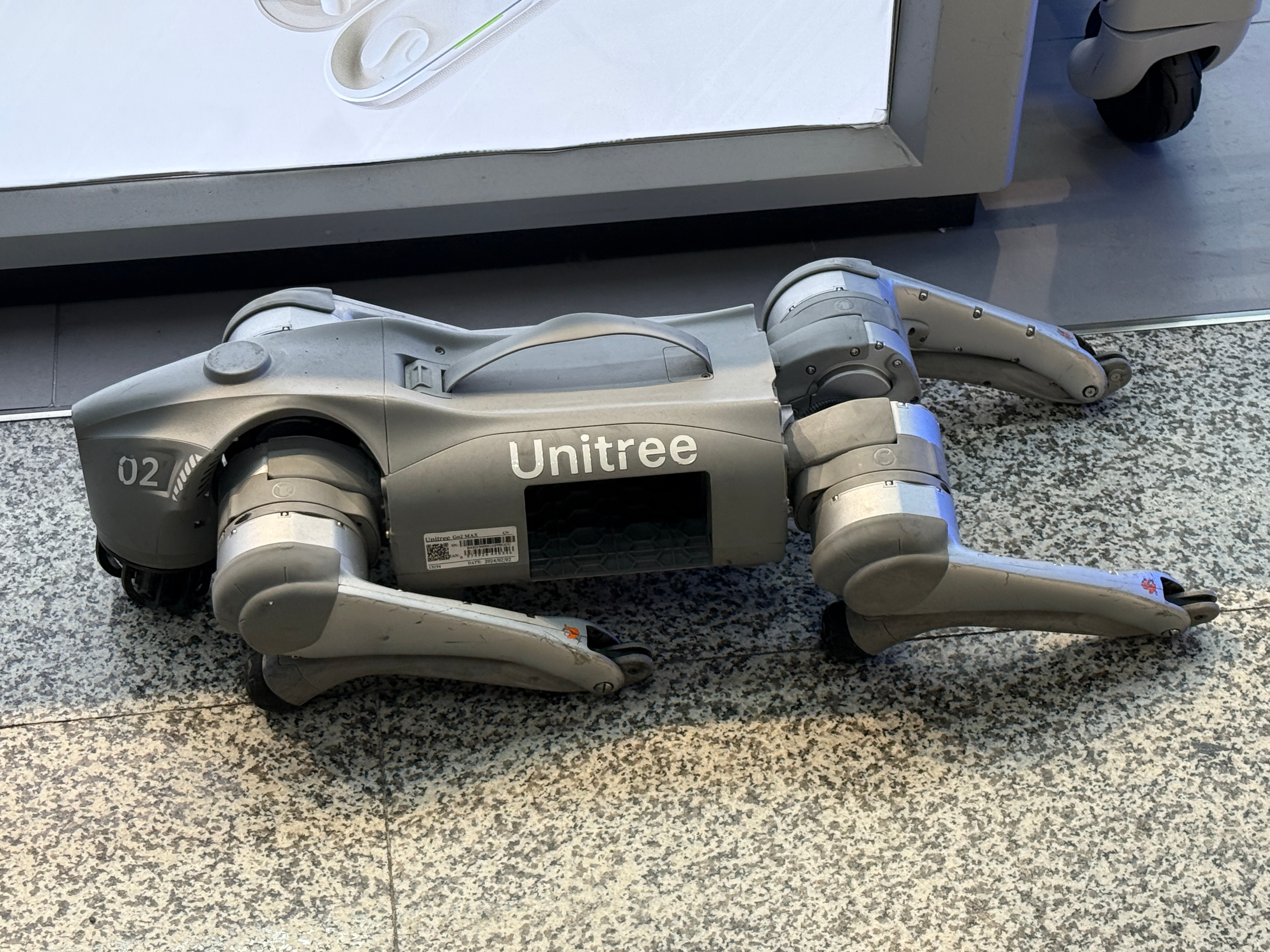 成都机场科技味儿十足，这家门店就叫AI机器时代就是牌子摆的太多了看的眼花，有点进