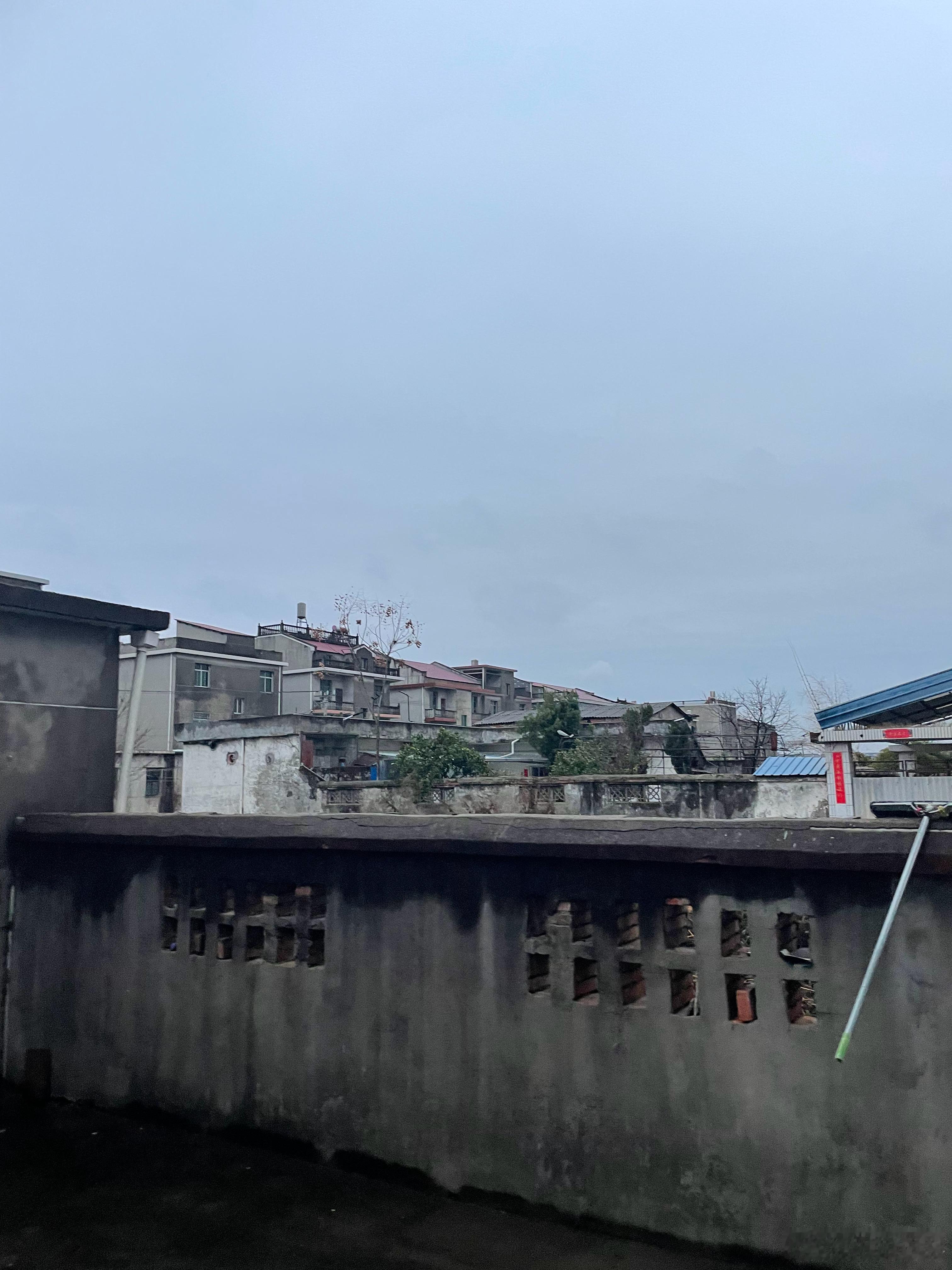 除夕昨天艳阳高照20多度狂风一晚上晚上也下了些阵雨地面也是湿的真是一天一个季节体