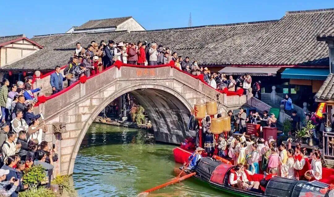 【世界其实很小，今天分别，说不定哪天又重逢，所以做人要厚道，凡事别做绝】
   