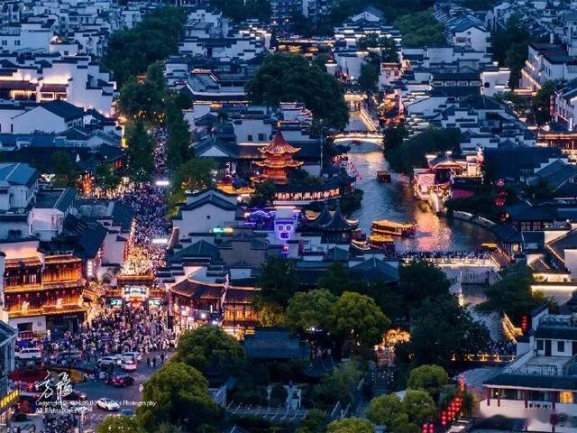 夏日的夜里遇见秦淮的另一面
        夏夜渐深，秦淮换了一副模样。白日里端