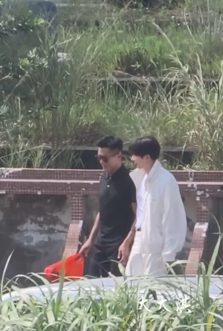 这波是现任男神和童年男神同框了🫰成毅你和古天乐勾肩搭背上了！！成毅古天乐狩谎同