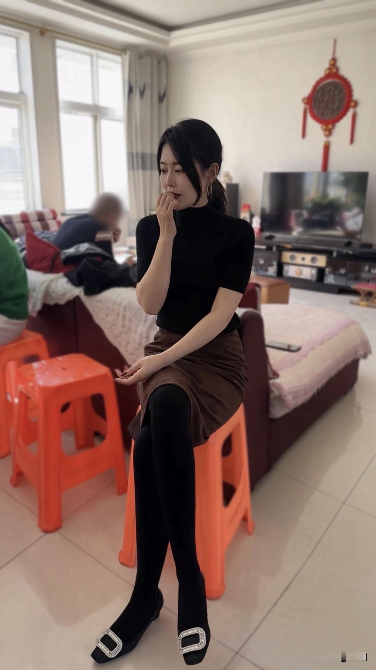 纯天然美女长啥样子纯天然美女就格外珍贵。她没有千篇一律的整容痕迹，每一处五官都恰