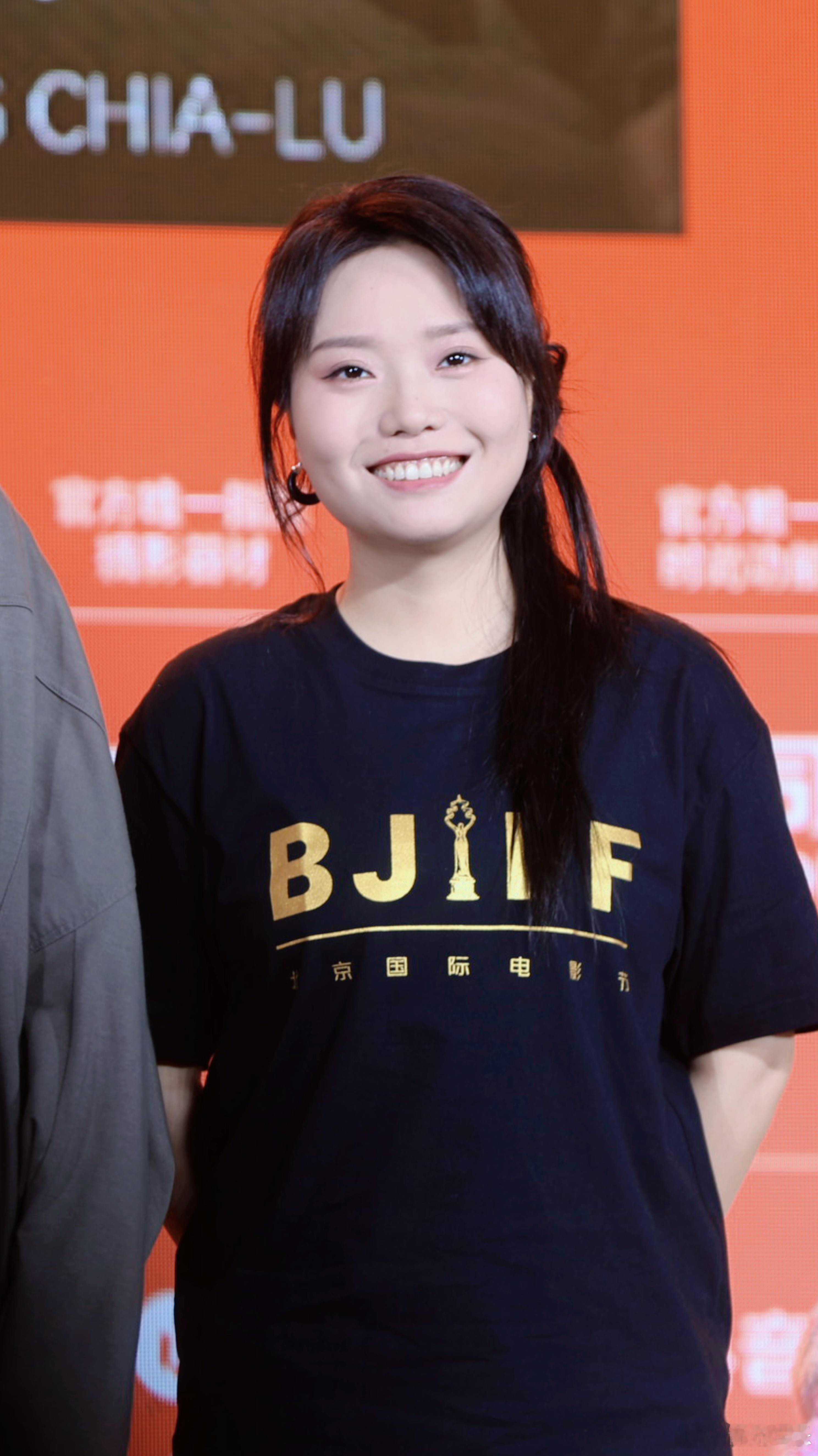 李雪琴北影节评委见面会生图跟大家开心打招呼的雪琴李雪琴