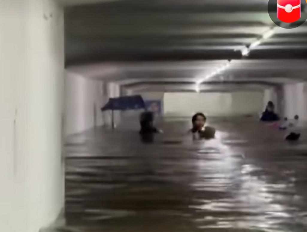 一场暴雨下来，早晨上班好好的路，下班变成了河。这就是广东的暴雨。

下班回去必须