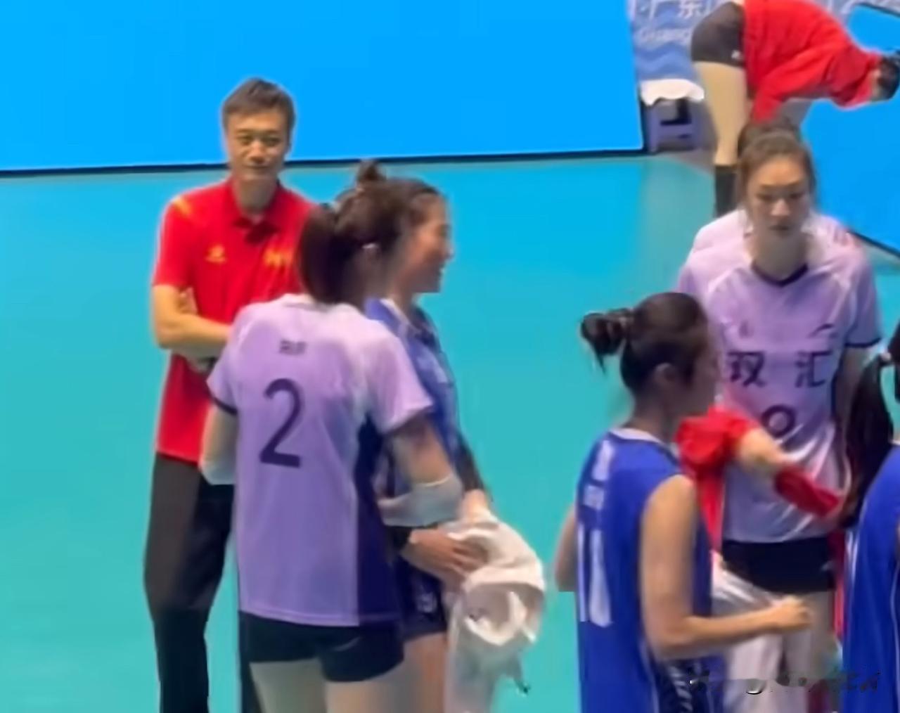 好姐妹今天互扯头花！河南女排VS北京女排赛前小花絮，双方进入场馆后、准备开始热身