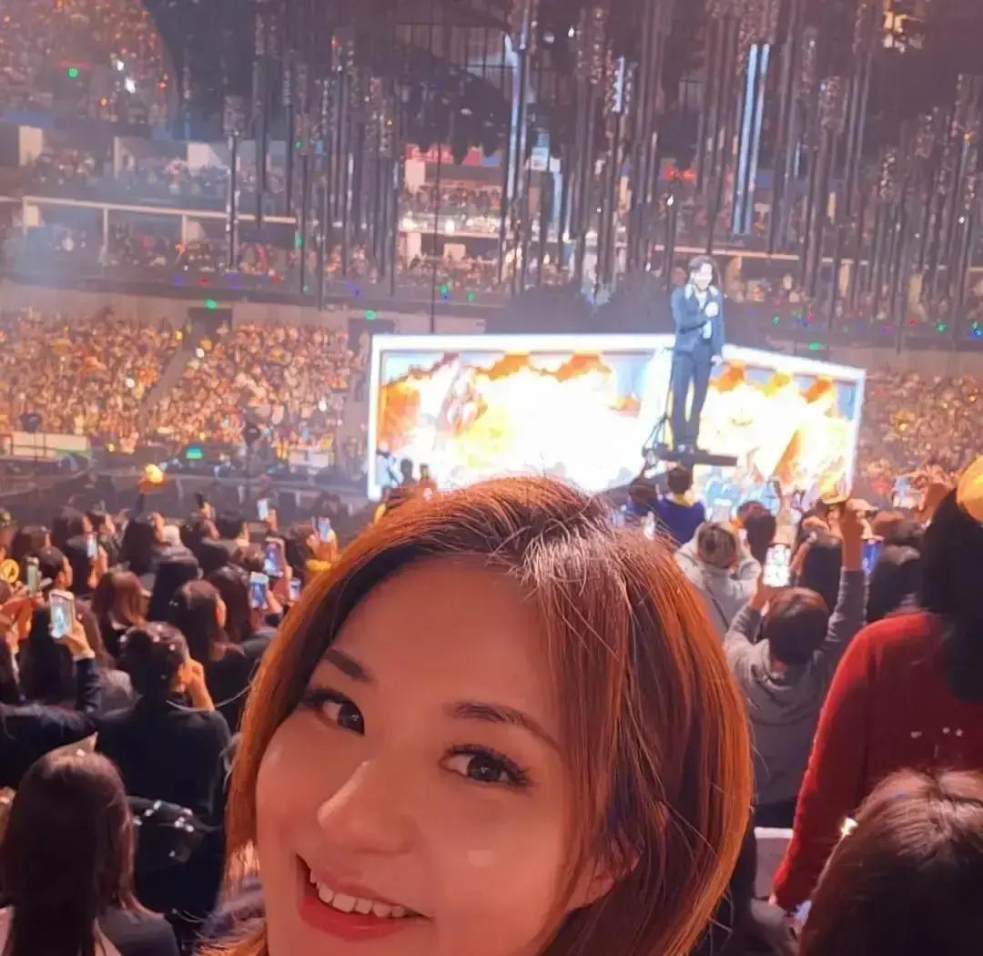 他穿着戏服追出来，不是为了粉丝。
是佟丽娅。
她花1880块，自己买票，坐在台下