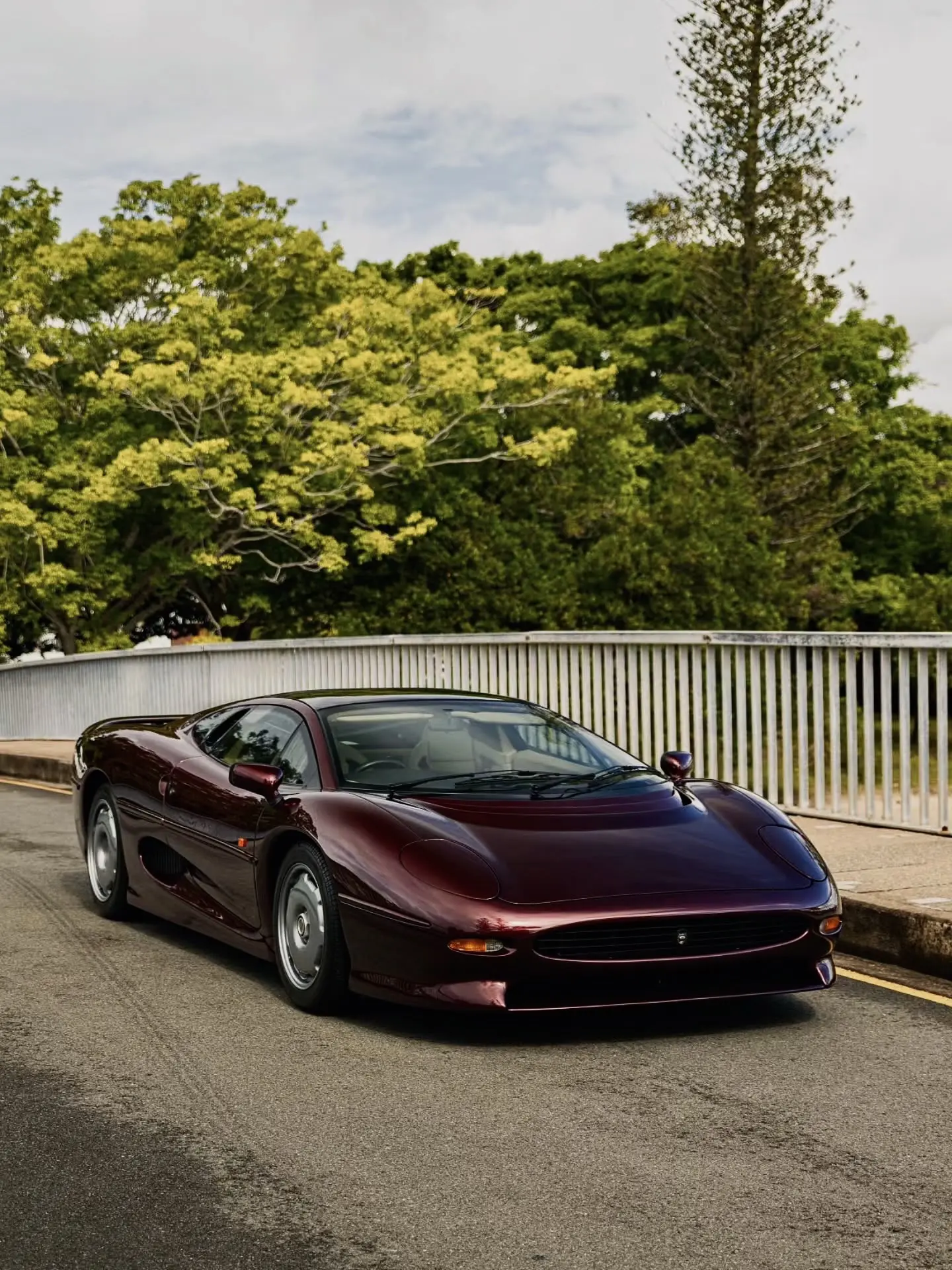 90年代的捷豹超跑，XJ220.