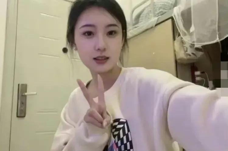 张薇这位小仙子表示，想要道歉都不可能！可是当他们报警的时候，她立刻就怂了。
张薇