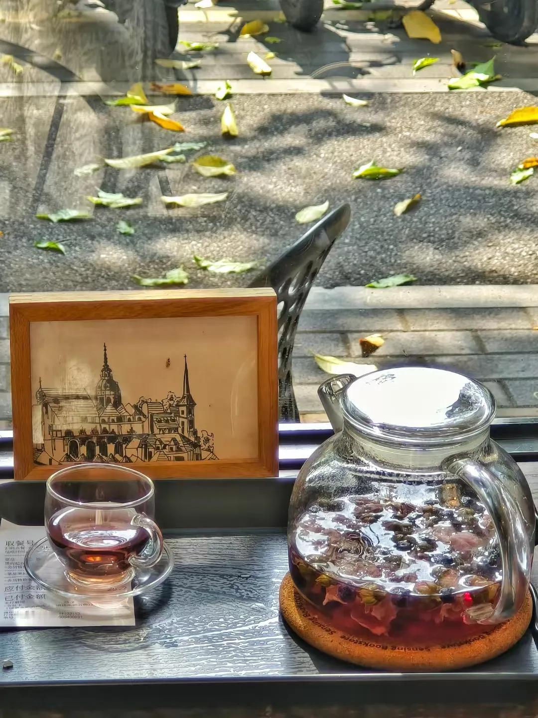 昨晚好惊险

差点引发火灾

我和老顽童一起出去喝酒

喝得差不多就回去了

酒