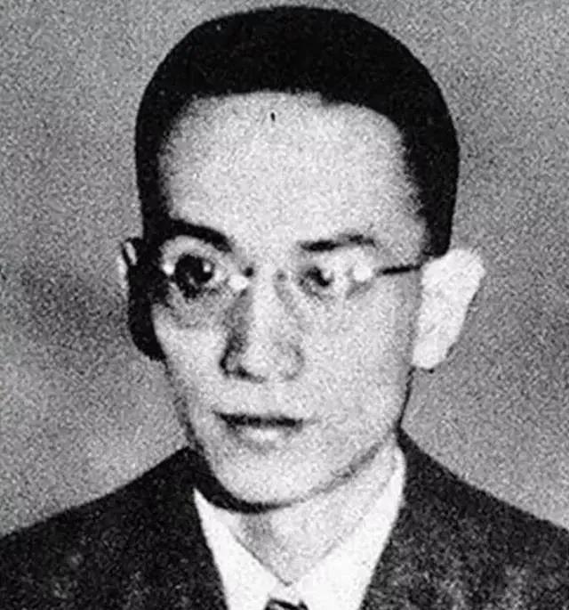 1946年，大汉奸万里浪被判处死刑，执法队长把他绑在刑架上，突然对着他下面的部位