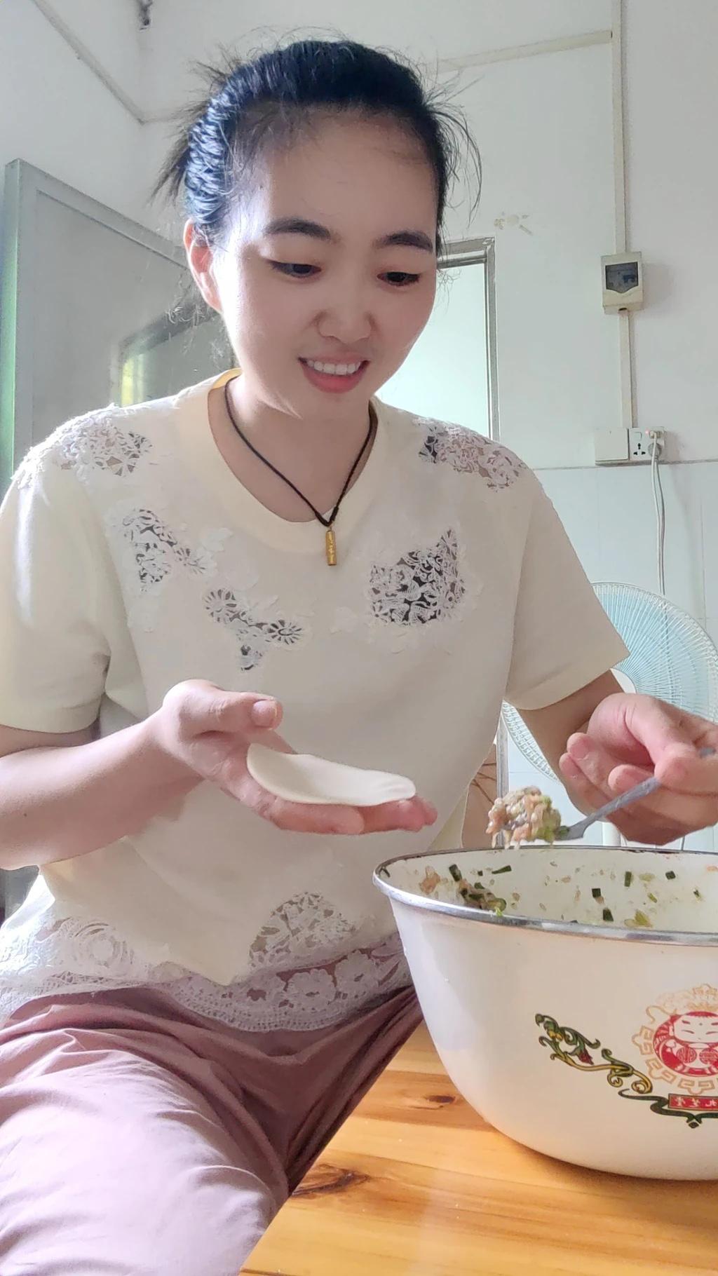 相亲第一次来家里就主动包饺子