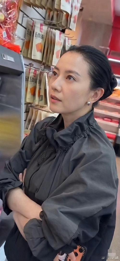 高圆圆超市购物被偶遇，一身朴素打扮纯素颜出镜，即便没有妆容加持，颜值依旧十分能打