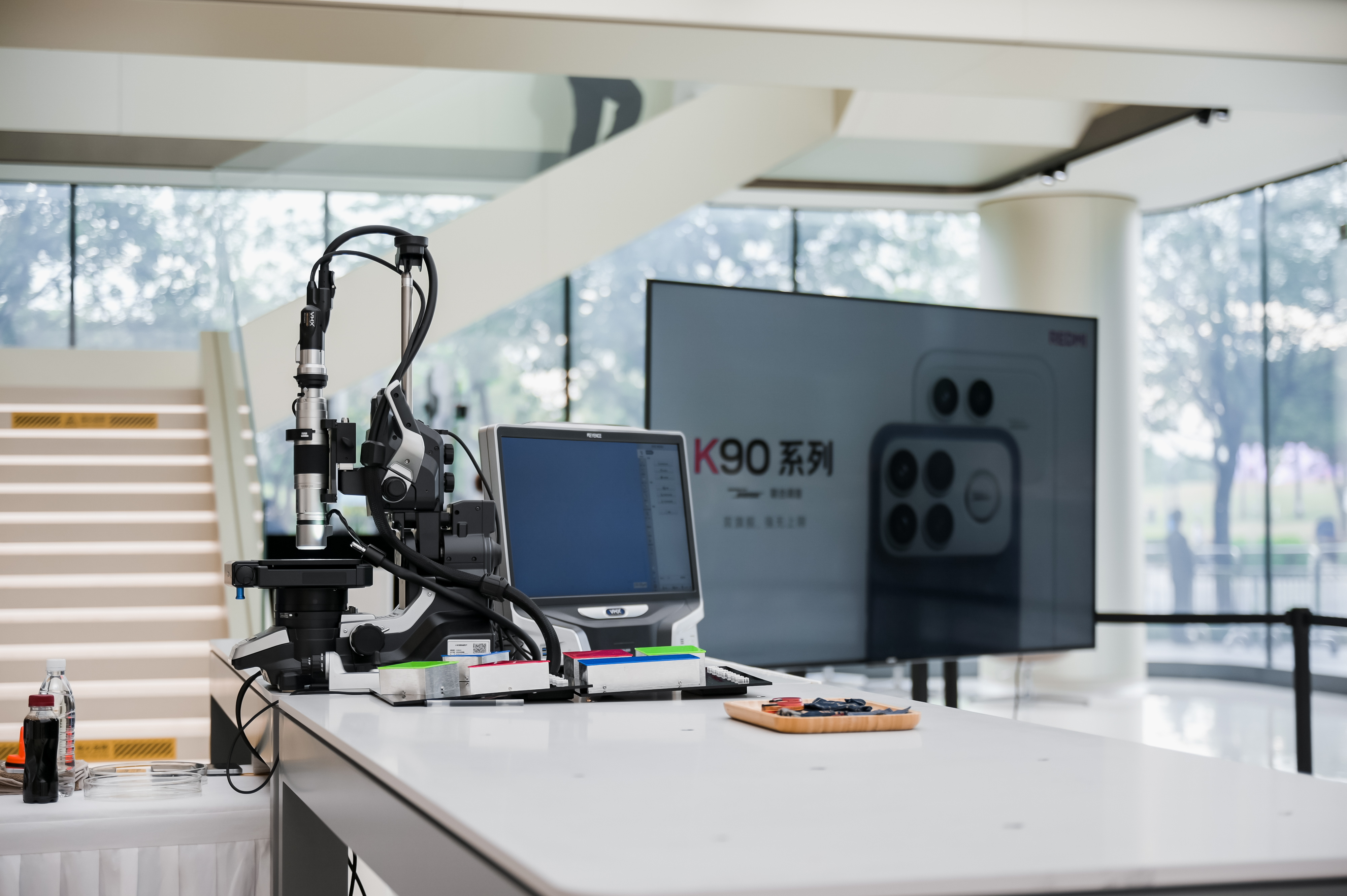 来聊聊 K90系列的「屏幕护眼大满贯」关键词：全RGB像素排列，实现清晰、省电、