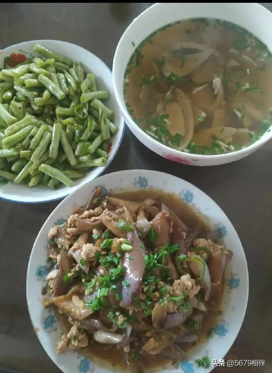 上辈子是欠了啥？退休本该享清福，如今洗衣做饭，每月领的退休金养儿孙！

我有一位