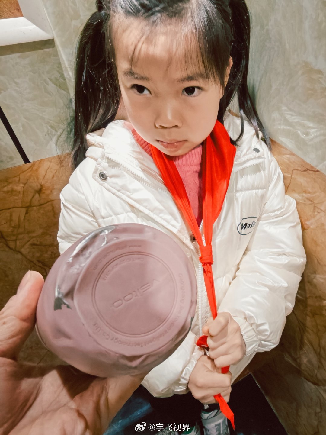 我家老二今天放学一回来，就举着他的喝水杯子跟我显摆，说在学校“跌跌撞撞”后，杯子