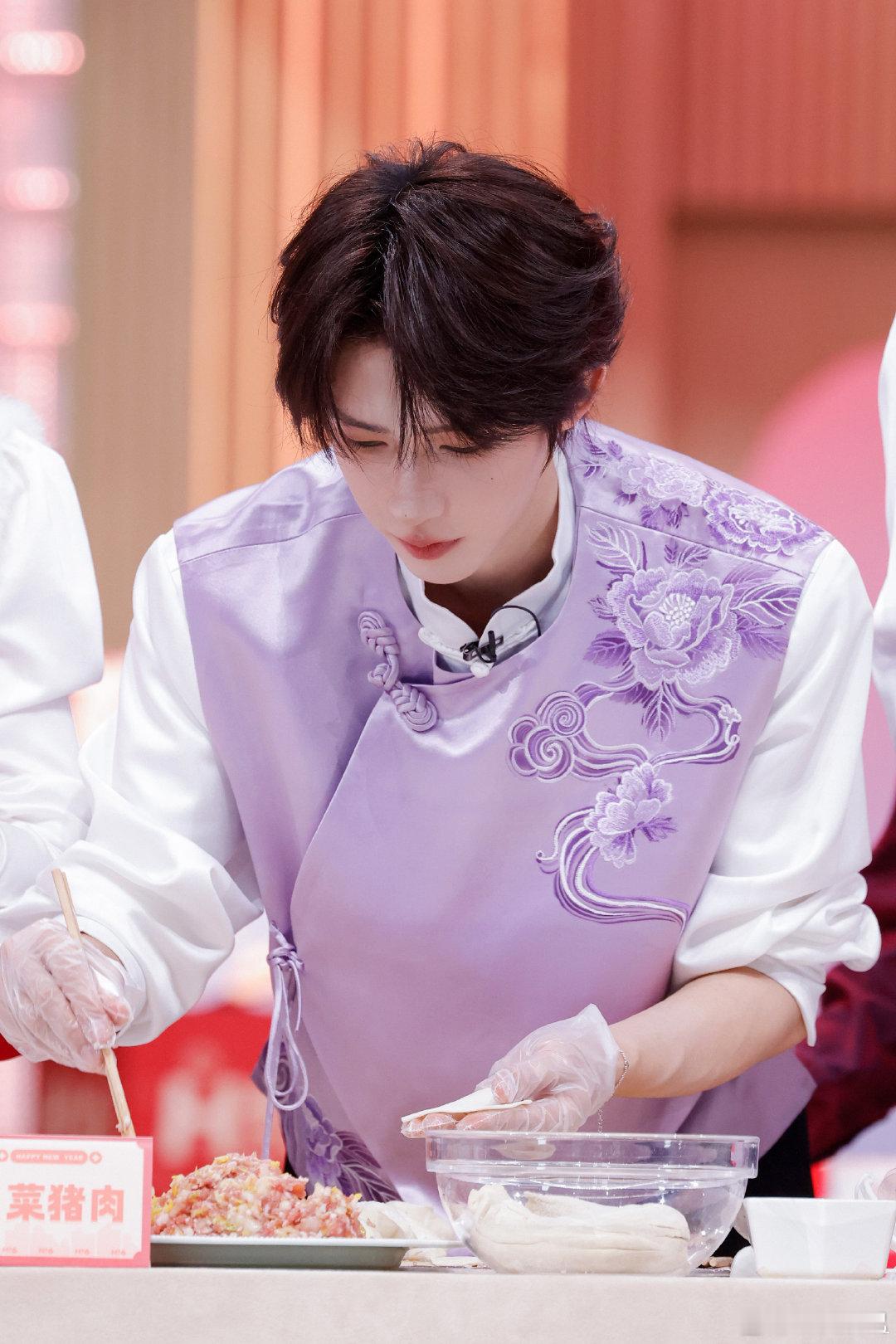 刘宇倒立劈叉你好星期六这即兴水平我服了！好六现场直接被刘宇惊艳到！ 