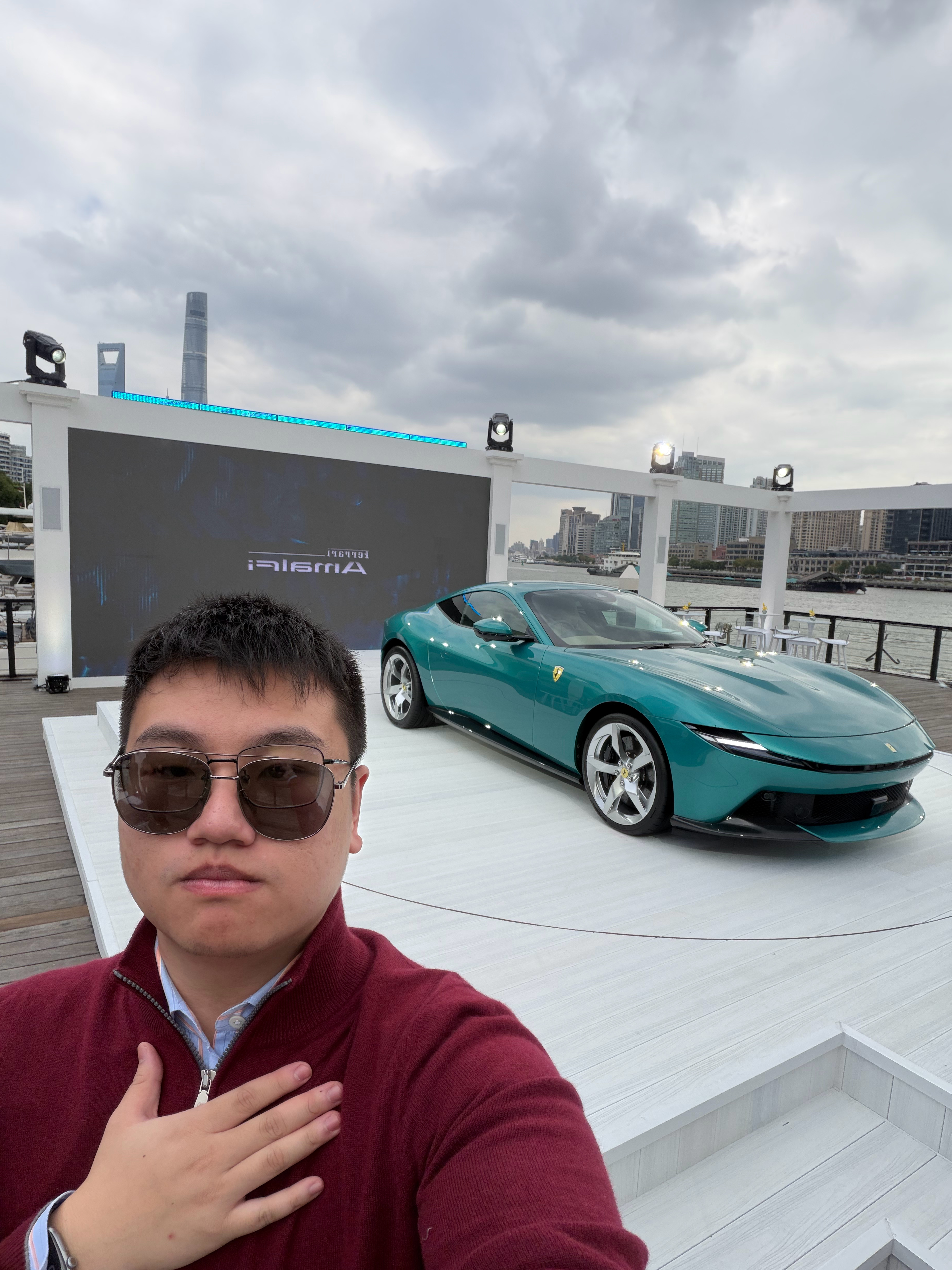 法拉利，你怎么回事😭为什么首发不是红色了。呜呜呜，我特地穿红衣服来的没事，我会