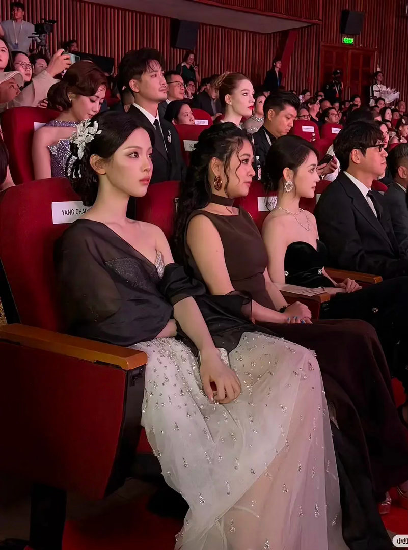这张图里杨超越蒋依依谁让人眼前一亮？ ​​​
