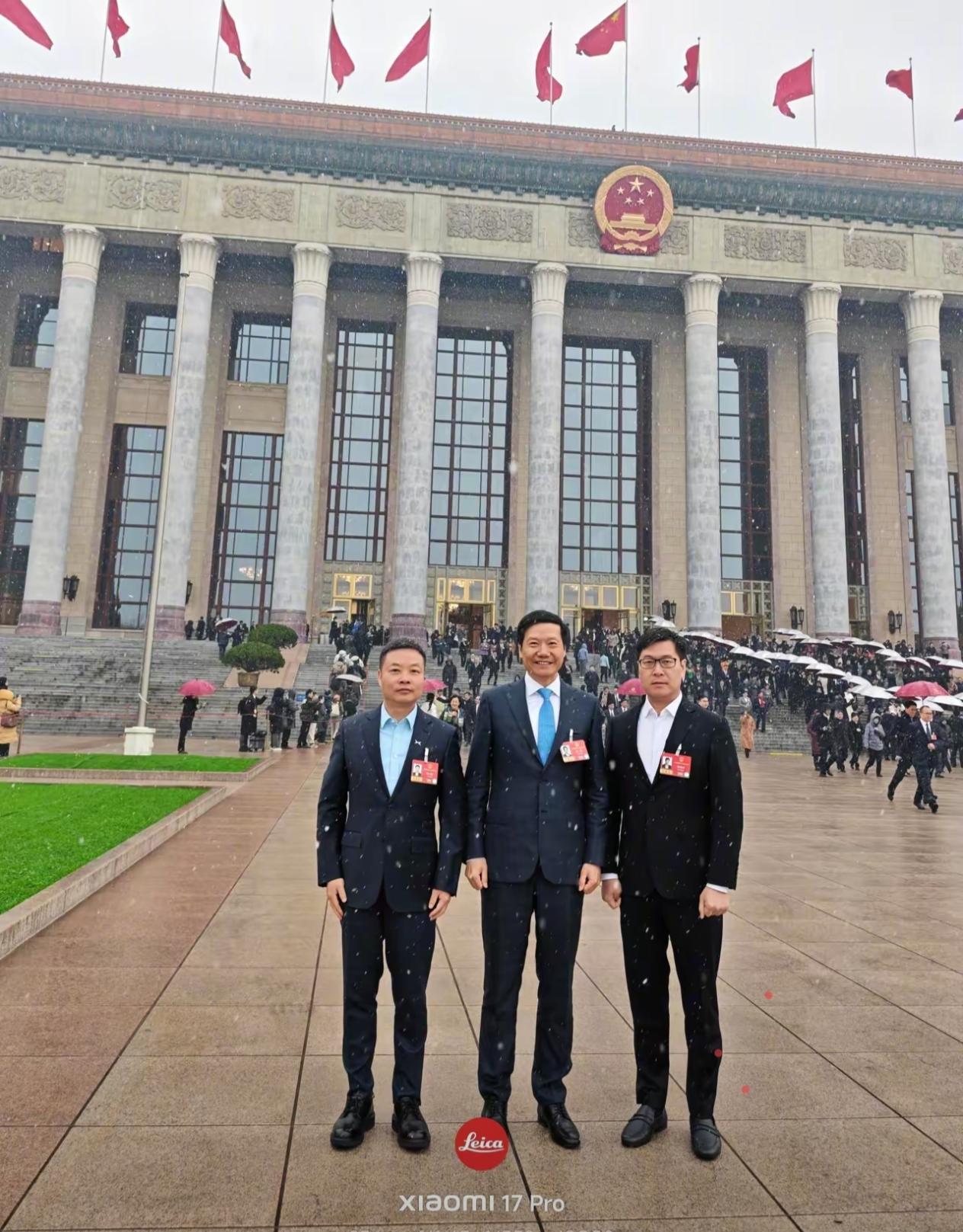 雷军、何小鹏、姚劲波人民大会堂前合影，人高马大的雷军个子优势明显，自然站C位。