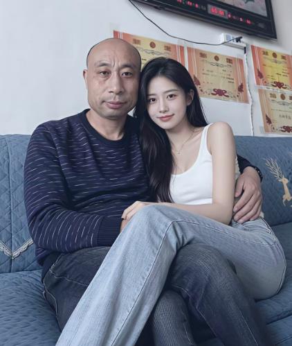 这一男一女到底是什么关系？两人这样秀恩爱合适吗？哈哈，刚才在网上看到这张出格的照