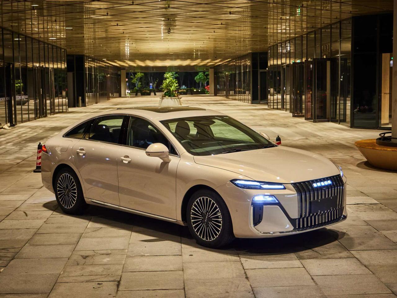 昨晚熬夜追了国少队的比赛，4-0拿下孟加拉国，这帮小伙子踢得是真带劲！全场高位逼