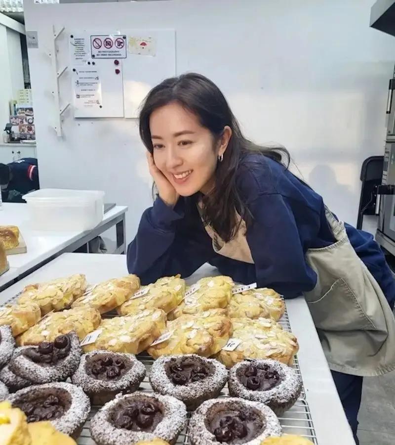 唐诗咏面包店月流水只剩八千多，九龙湾分店已经关门。

她2023年退圈时风风光光