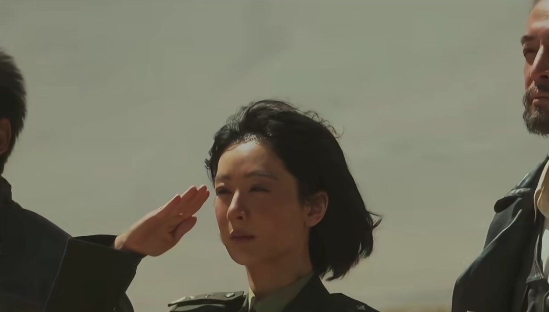 杨紫小时候的一张敬礼图片和《生命树》的敬礼～呼吁大家共同保护生态环境，反盗猎，尊