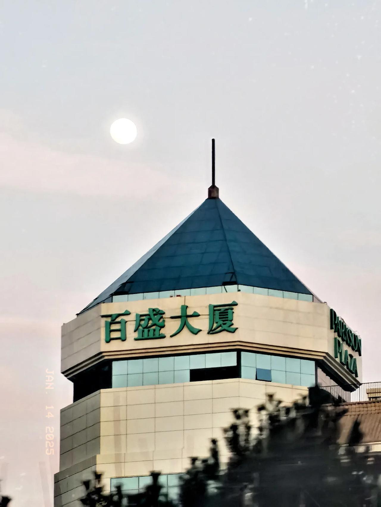 奥地利作家卡夫卡说:心脏是一座有两间卧室的房子，一间住着痛苦，另一间住着欢乐。人