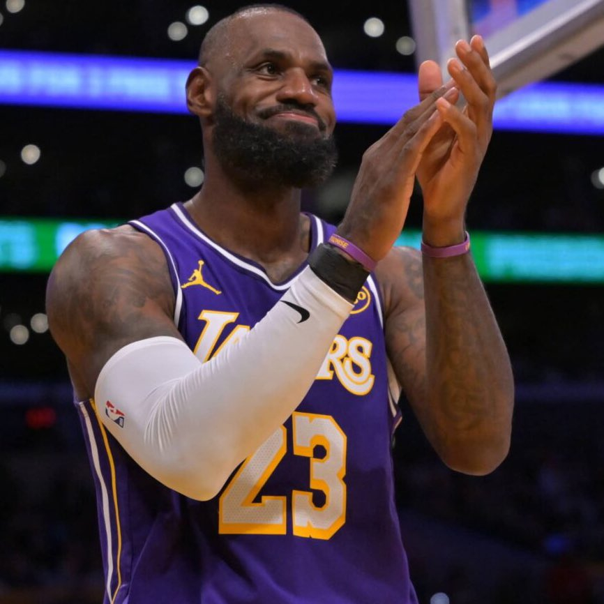 詹姆斯半场18分3板2助，投篮命中率63.6%，三分命中率75%。洛杉矶湖人