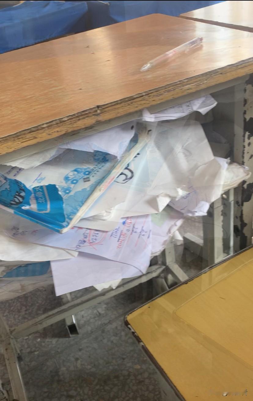 三年级娃乱糟糟的学习桌，满的已经要溢出来了，不去一次学校是真不知道会乱成这样。教