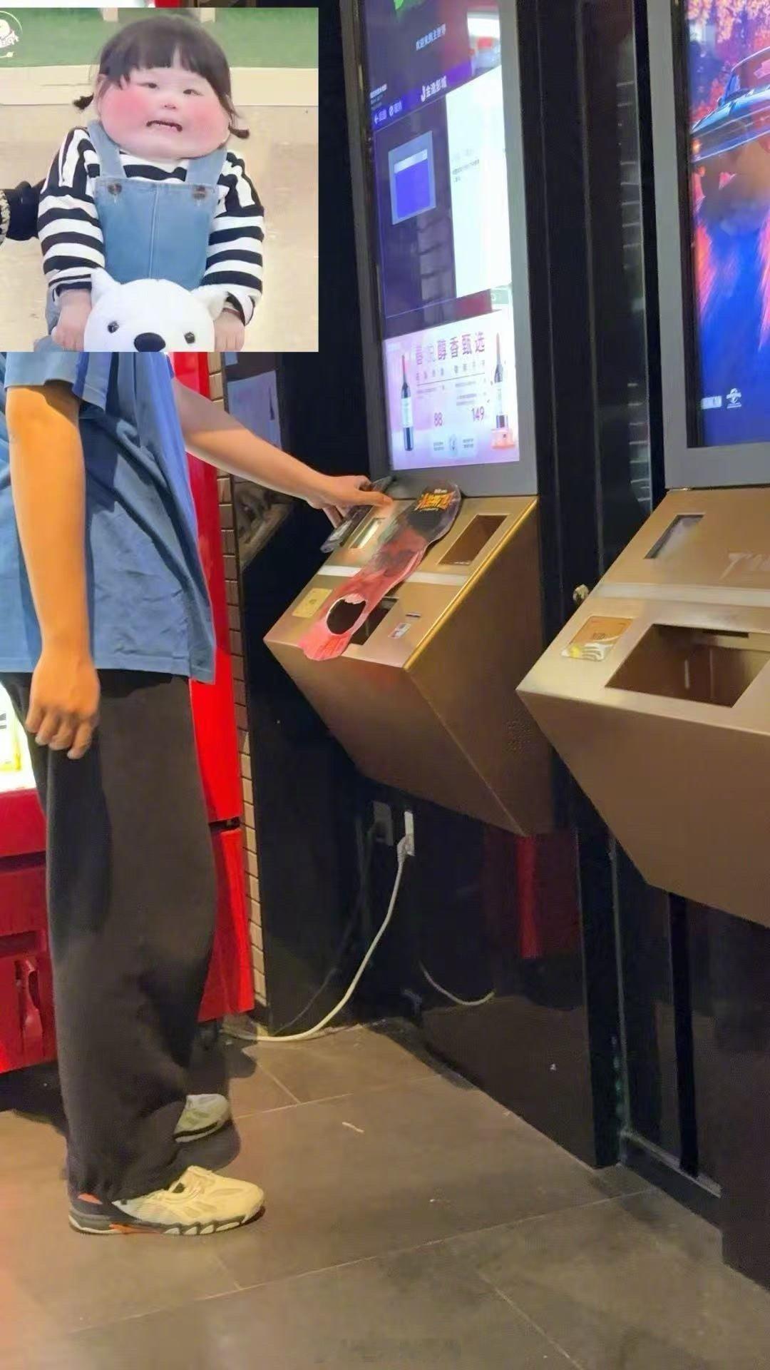 谁家电影卖票方式这么癫啊 笑到捶地！王迅带着《人生开门红》的口吐电影票名场面杀到